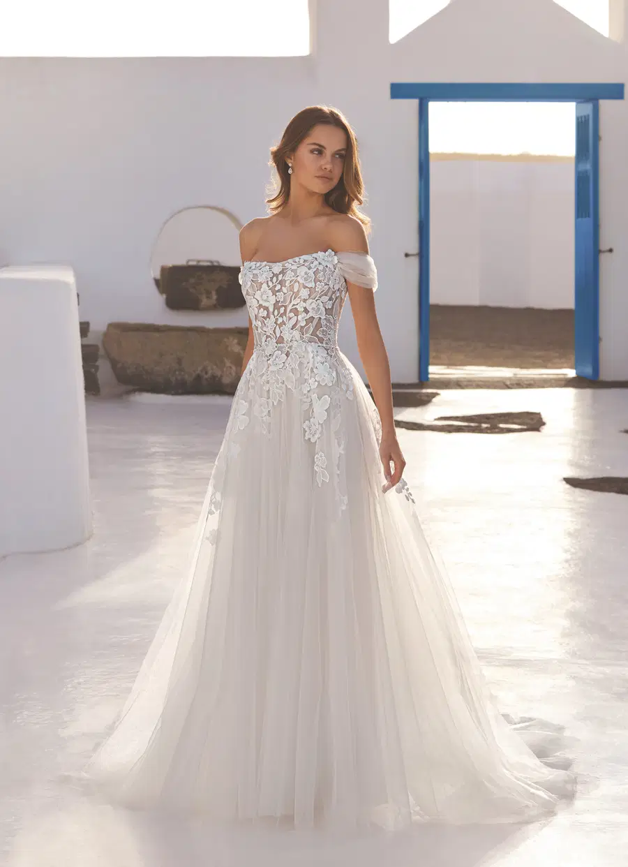 Enola by Enzoani: A-Line silhouette, scoop neckline, lace