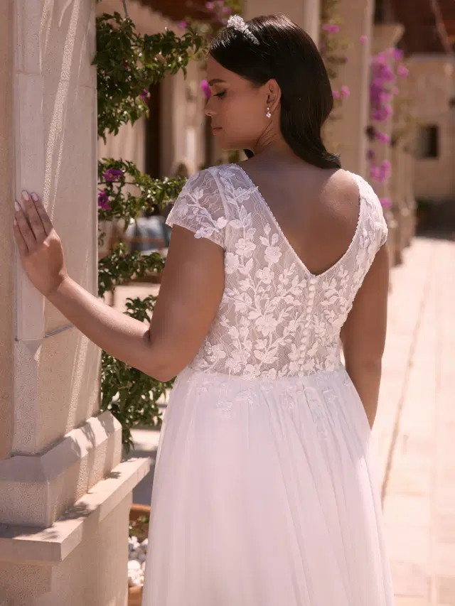 Croceus c by Bianco Evento: A-Line silhouette, deep V-neck neckline, cap sleeves, lace