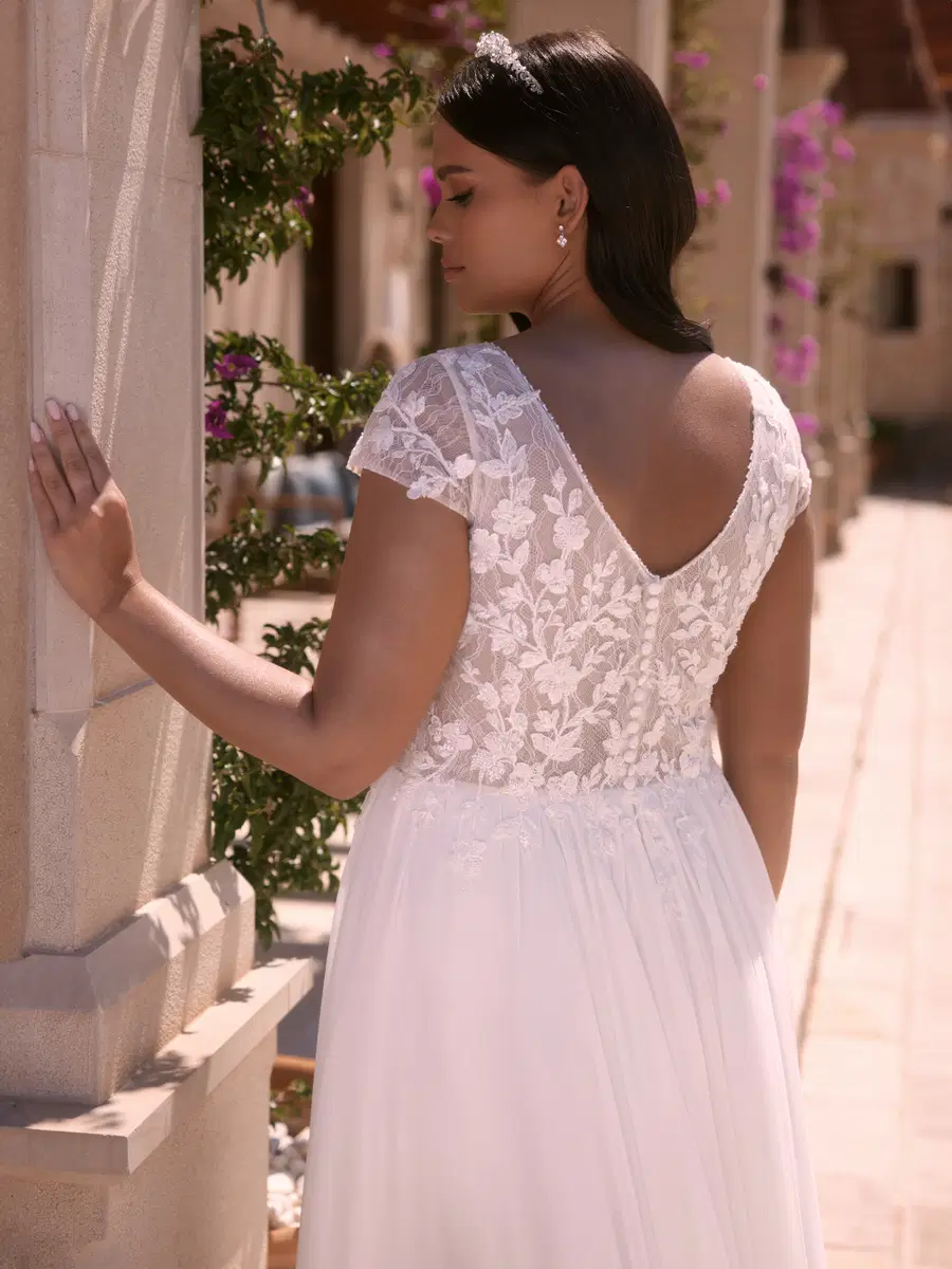 Croceus c by Bianco Evento: A-Line silhouette, deep V-neck neckline, cap sleeves, lace