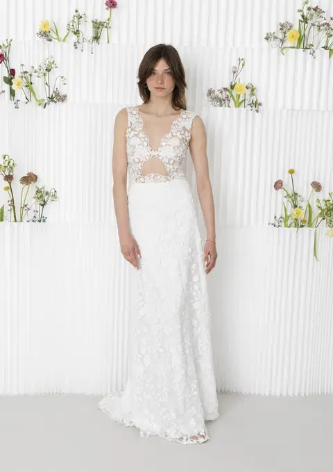 Jardin Blanche wedding dress by Kisui, lace, V-neck