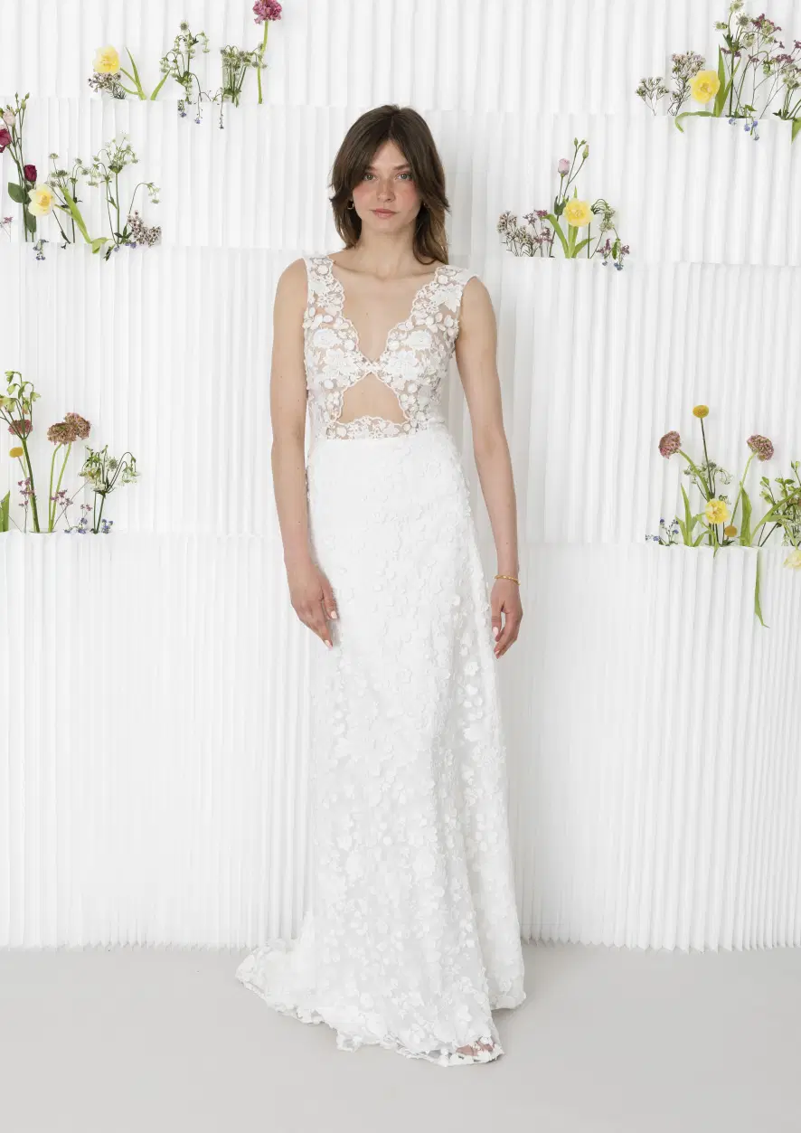 Jardin Blanche by Kisui: V-neck neckline, sleeveless, lace