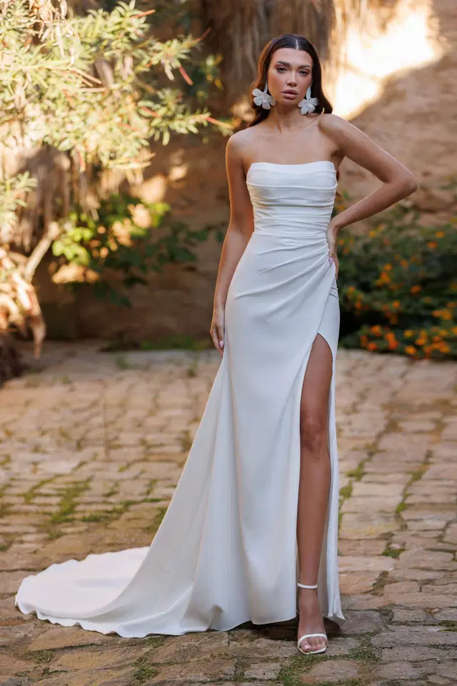 27HA06 by Jarice: Fit & Flare silhouette, straight neckline, satin