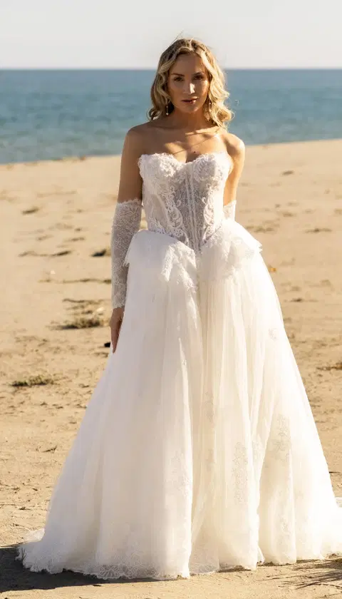 Dagma wedding dress by Amo & Luv, ball gown, lace