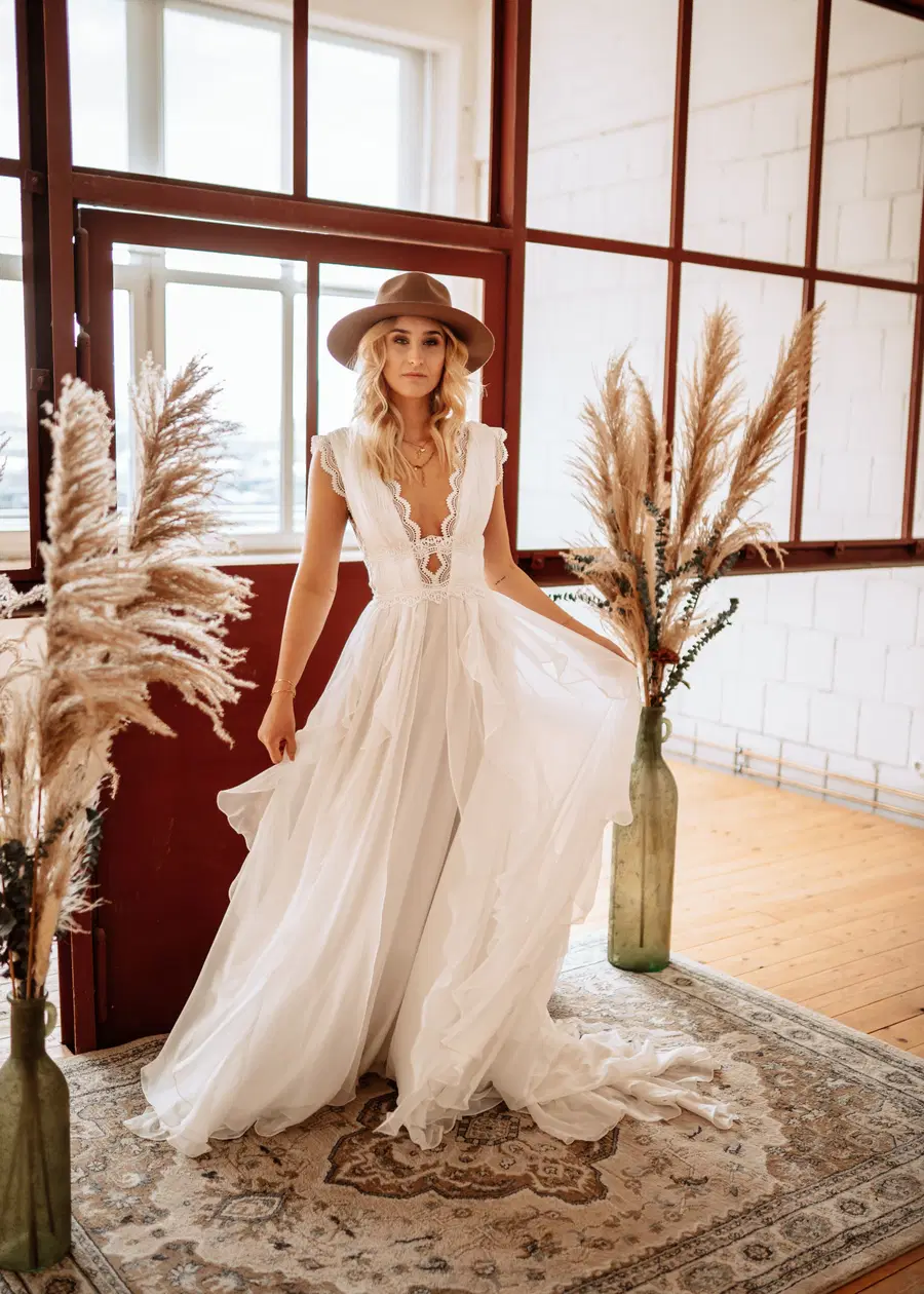 Bahar by Malee: A-Line silhouette, deep V-neck neckline, sleeveless, chiffon