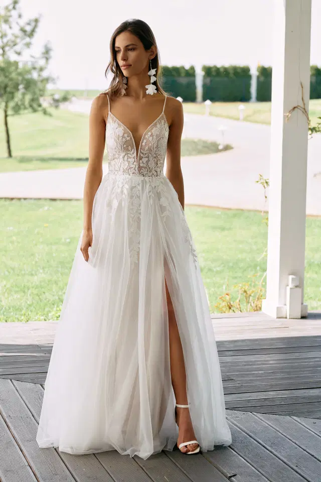 E-5102T by Elizabeth Passion: A-Line silhouette, V-neck neckline, sleeveless, lace