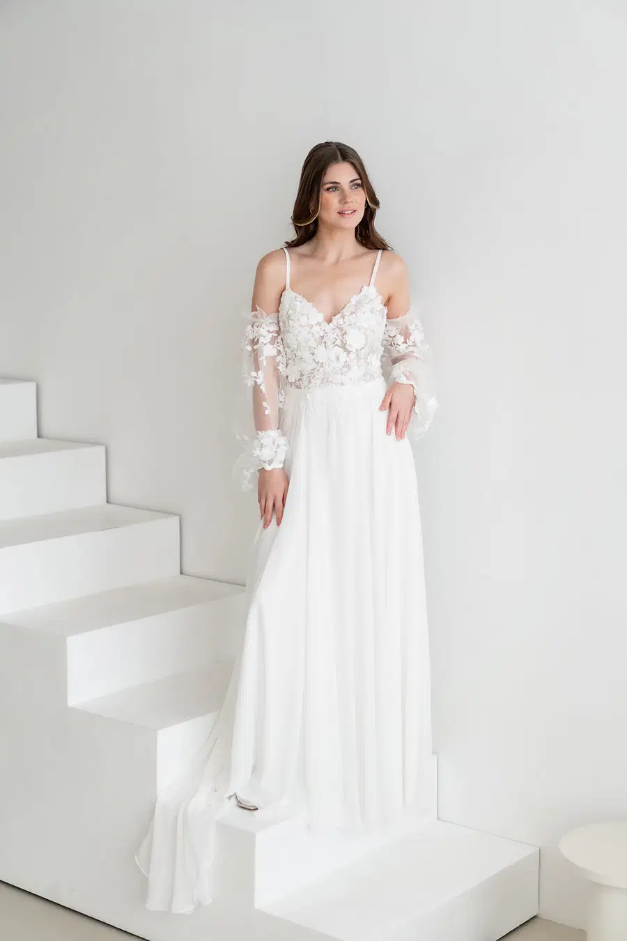 ARIANA by Esther Hofmann: A-Line silhouette, V-neck neckline, separate sleeves, chiffon