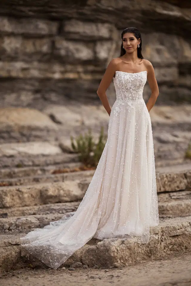 27411 by Très Chic: A-Line silhouette, semi sweetheart neckline, sleeveless, tulle