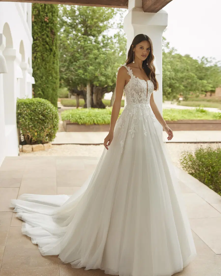 Sindy by Adriana Alier: Ball Gown silhouette, square neckline, sleeveless, tulle