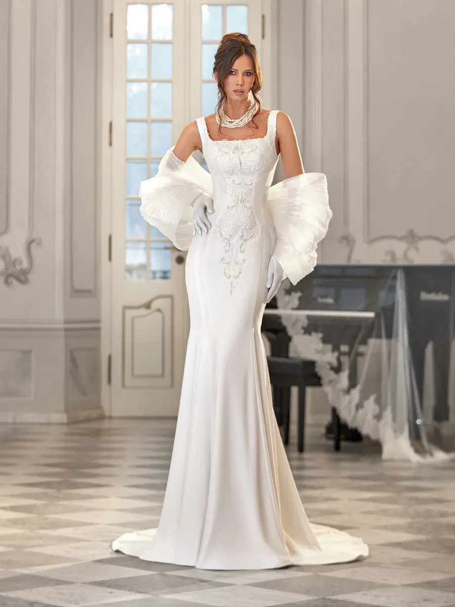 Robin by Vanilla Sposa: Mermaid silhouette, square neckline, separate sleeves, crepe