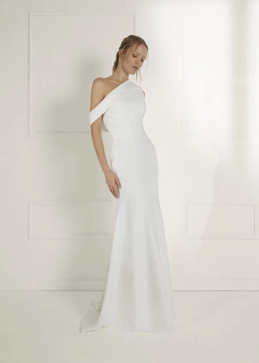 ANTE by Serravalle: Trumpet silhouette, asymetric neckline, sleeveless, crepe