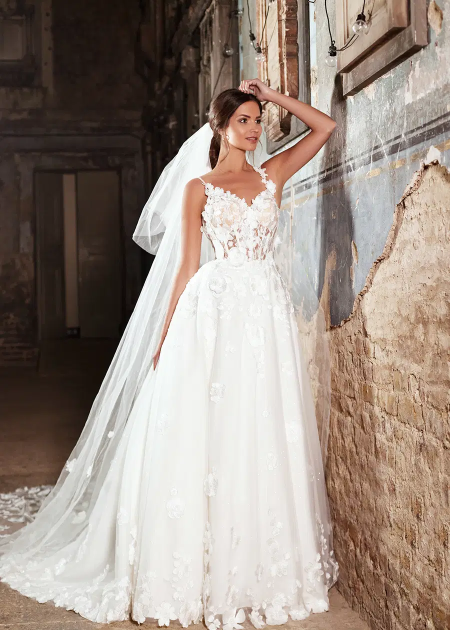 GUCCI by Dando London: Ball Gown silhouette, sweetheart neckline, sleeveless, tulle