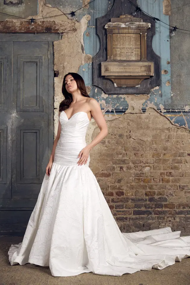 Maida Vale von Dando London: Ballkleid, Herz-Ausschnitt, Ärmellos, Brokat