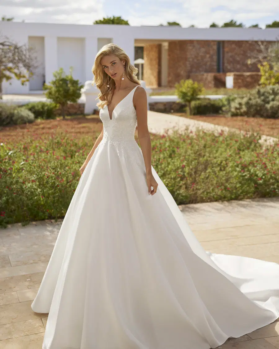 Sue by Adriana Alier: Ball Gown silhouette, V-neck neckline, mikado
