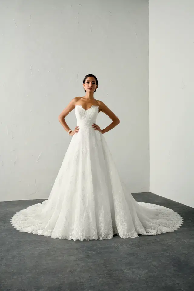 Draven by Justin Alexander Signature: Ball Gown silhouette, sweetheart neckline, sleeveless, lace