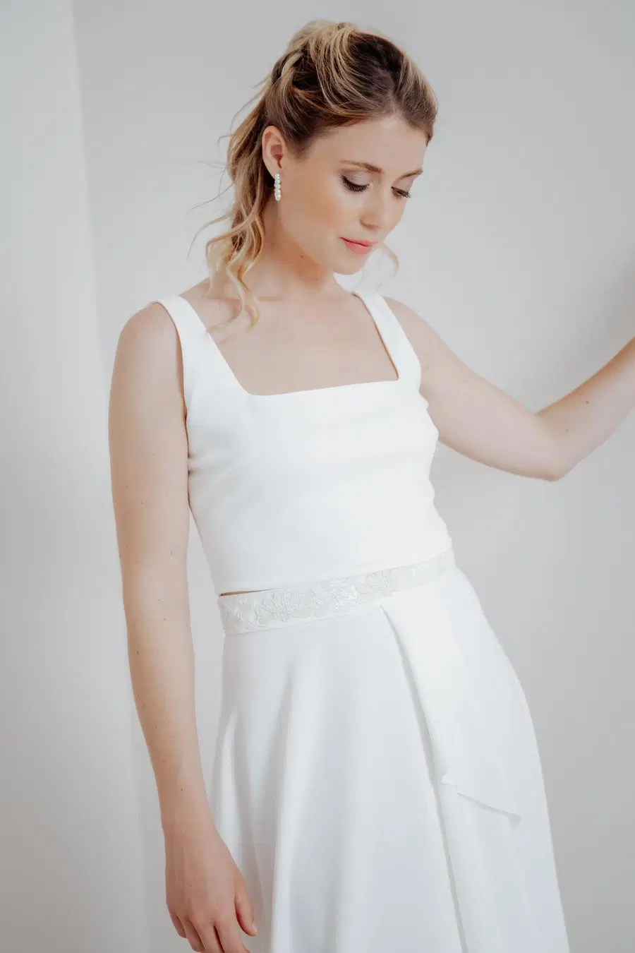 Top Ola by noni Selected: Two-Piece silhouette, square neckline, sleeveless, crepe