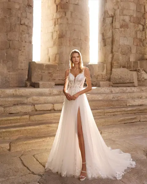 Pinara wedding dress by Adriana Alier, A-line, tulle