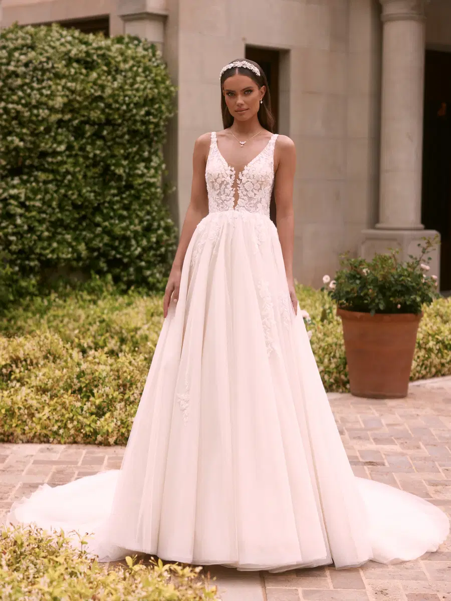 Clorinde by Bianco Evento: A-Line silhouette, deep V-neck neckline, sleeveless, lace