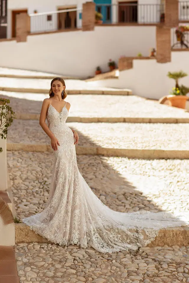 8249 by Monica Loretti: Fit & Flare silhouette, V-neck neckline, crepe