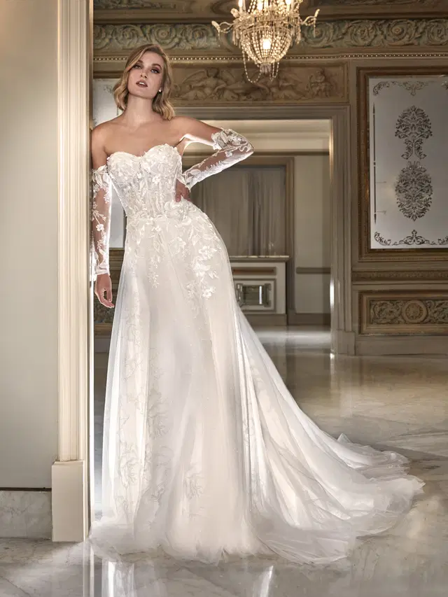 BLOSSIA by Pronovias Privée: A-Line silhouette, sweetheart neckline, sleeveless, tulle
