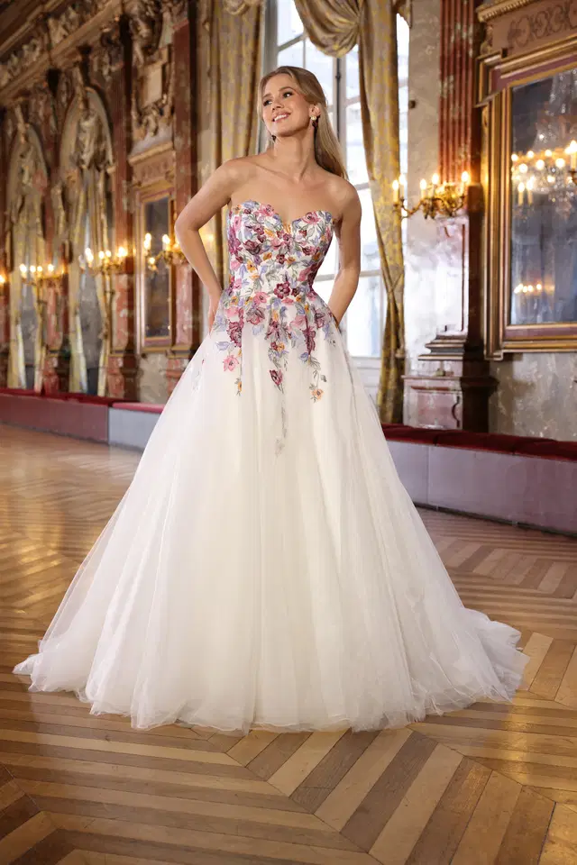 Eva by Azuree Bridal: A-Line silhouette, sweetheart neckline, sleeveless, lace