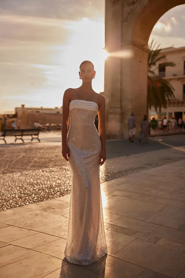 Solla by Anne Mariée: Straight silhouette, straight neckline, sleeveless, lace