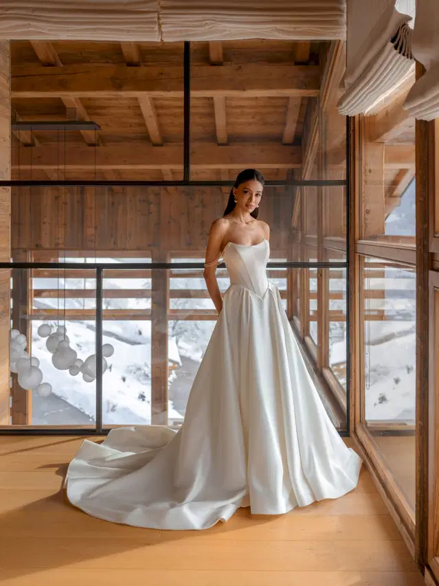 Rose von Innocentia: Ballkleid, Satin