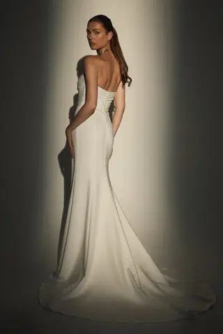 LE168 by Casablanca Bridal - view 5 of 7
