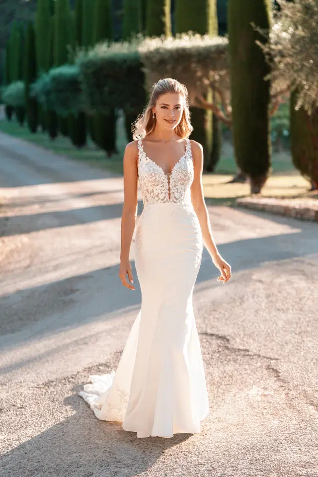 A1305 by Allure Bridals: Trumpet silhouette, deep V-neck neckline, sleeveless, crepe