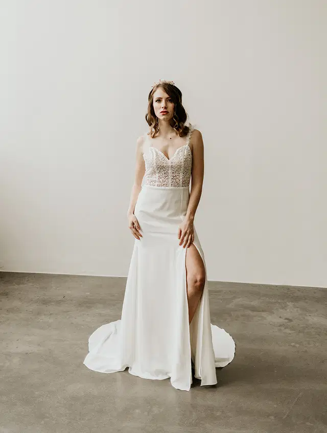 HARRIET by Esther Hofmann: Fit & Flare silhouette, V-neck neckline, sleeveless, lace
