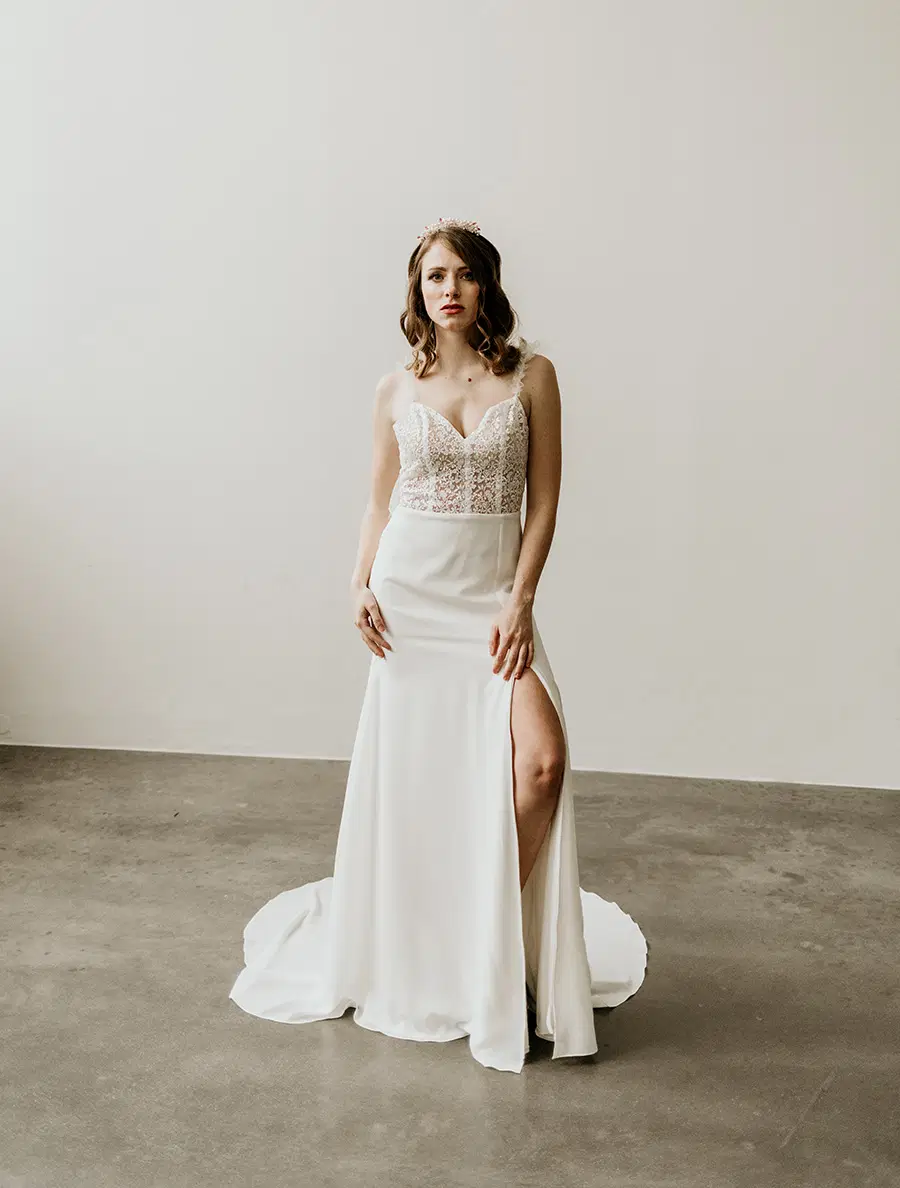 HARRIET by Esther Hofmann: Fit & Flare silhouette, V-neck neckline, sleeveless, lace