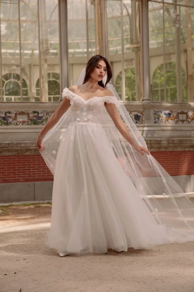 TO-2130T_W-810 by Agnes: A-Line silhouette, sweetheart neckline, short sleeves, tulle