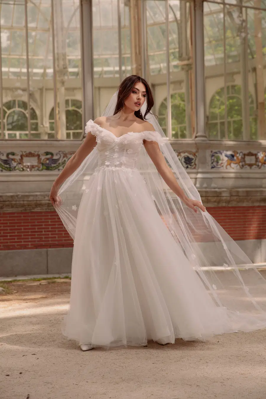 TO-2130T_W-810 by Agnes: A-Line silhouette, sweetheart neckline, short sleeves, tulle