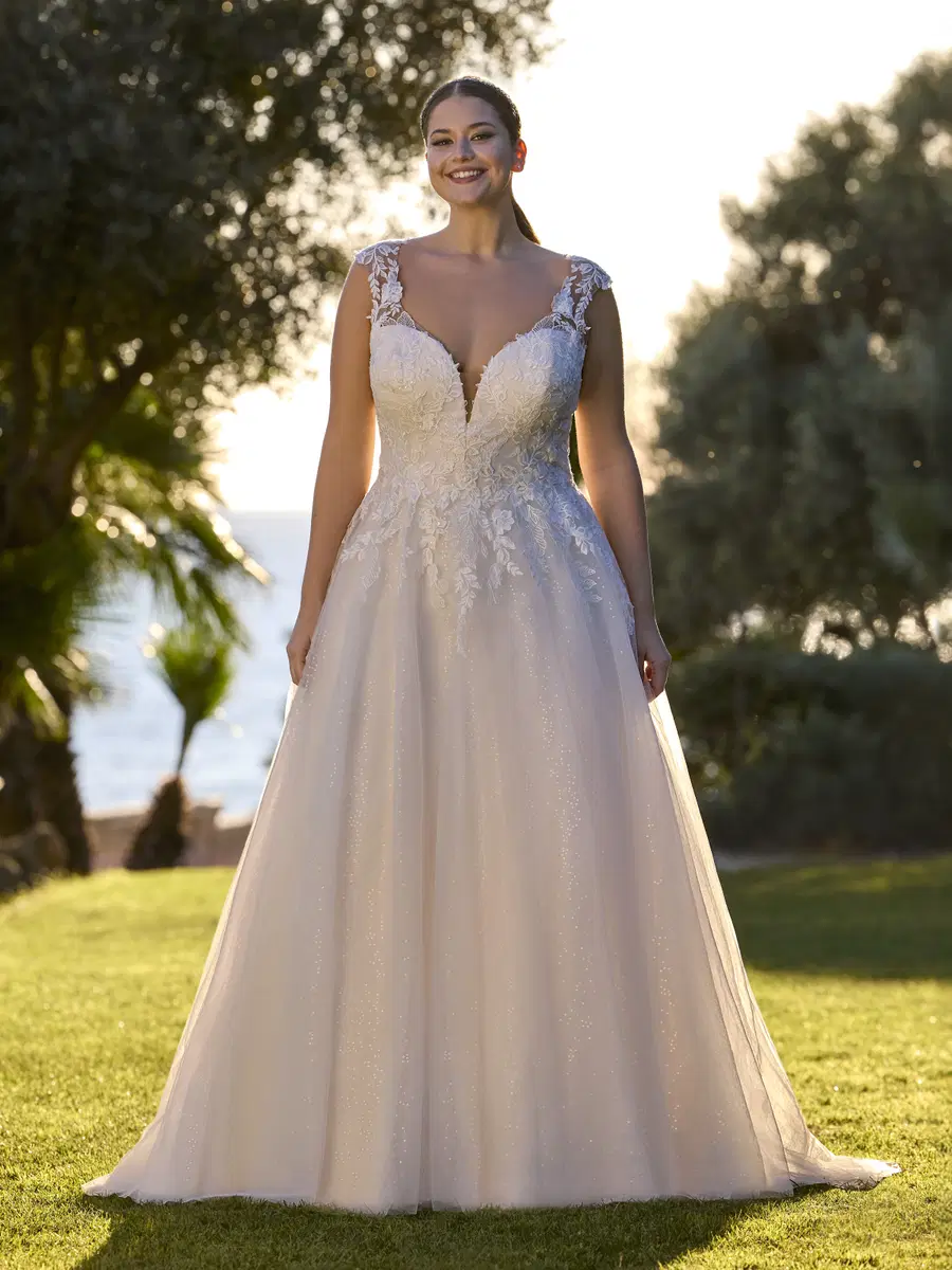 NISRINE by Ladybird: Princess silhouette, sweetheart neckline, sleeveless, tulle