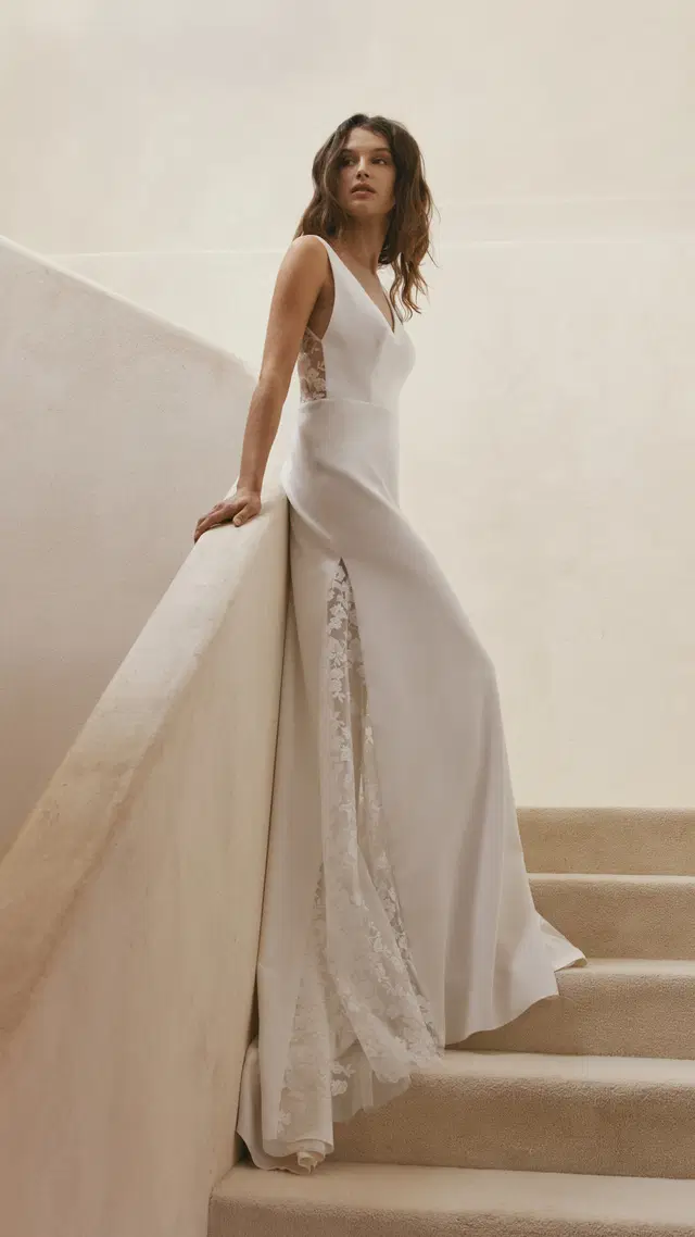 Nerea by Anna Kara: A-Line silhouette, V-neck neckline, sleeveless, crepe