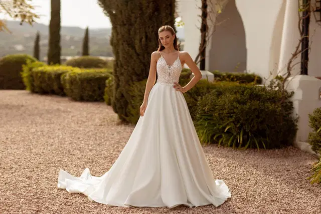 8246 Bodice with beads by Monica Loretti: lace