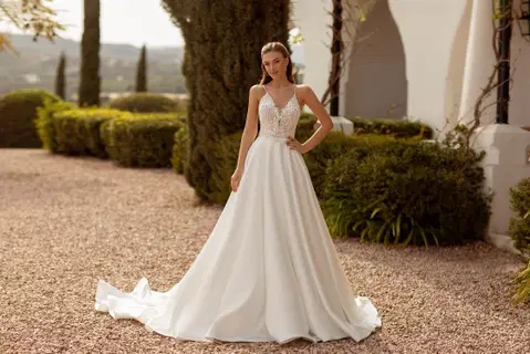 8246 Bodice with beads wedding dress by Monica Loretti, lace