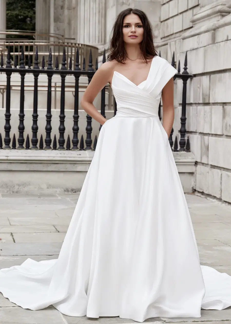 Taylor Swift by Dando London: A-Line silhouette, sweetheart neckline, cap sleeves, satin