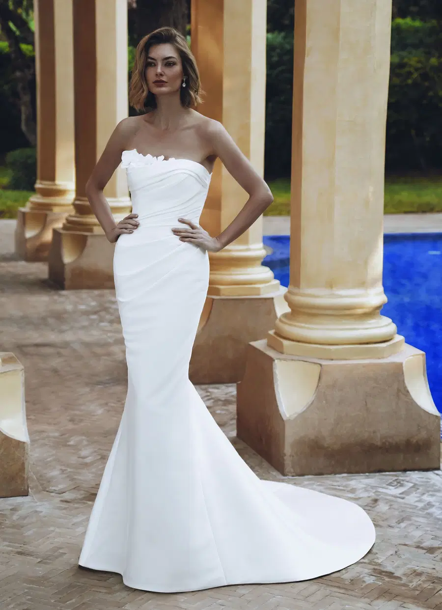 UDELIA by Enzoani: Mermaid silhouette, sleeveless, satin