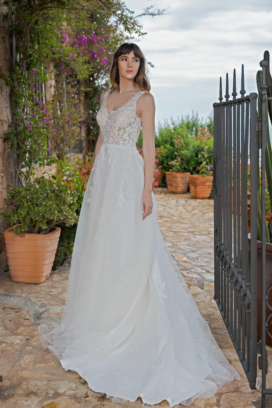 LB250 by Lohrengel: A-Line silhouette, V-neck neckline, sleeveless, lace