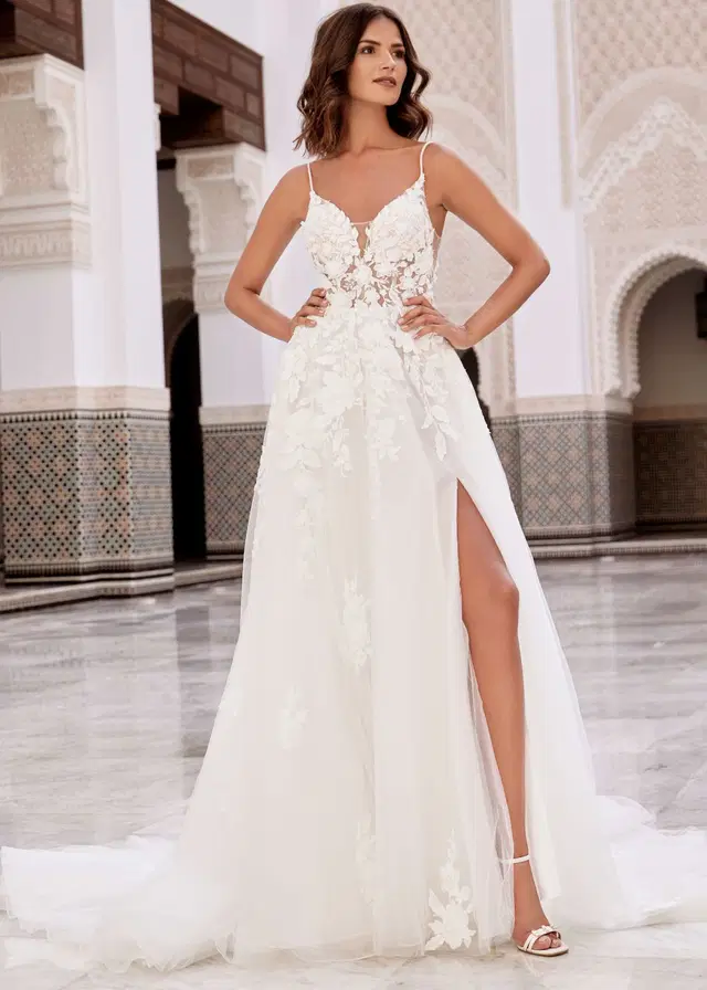 ALL ABOUT EVE by Dando London: A-Line silhouette, V-neck neckline, sleeveless, tulle