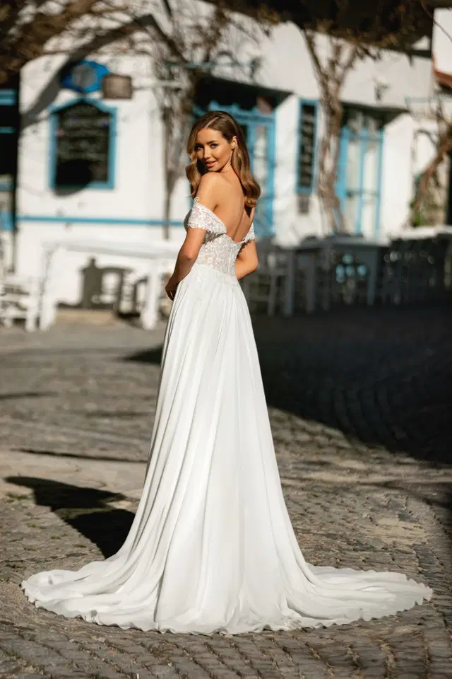 8181 Off-shoulders sleeves by Monica Loretti - view 3 of 3