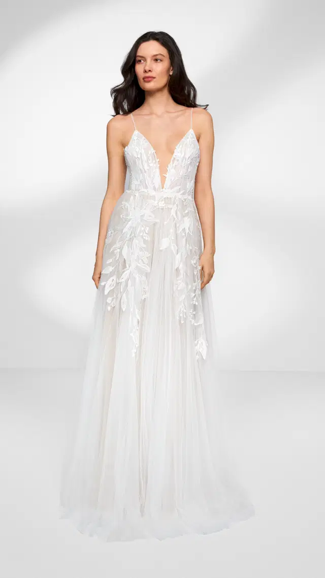 Howee by Anna Kara: A-Line silhouette, deep V-neck neckline, separate sleeves, lace