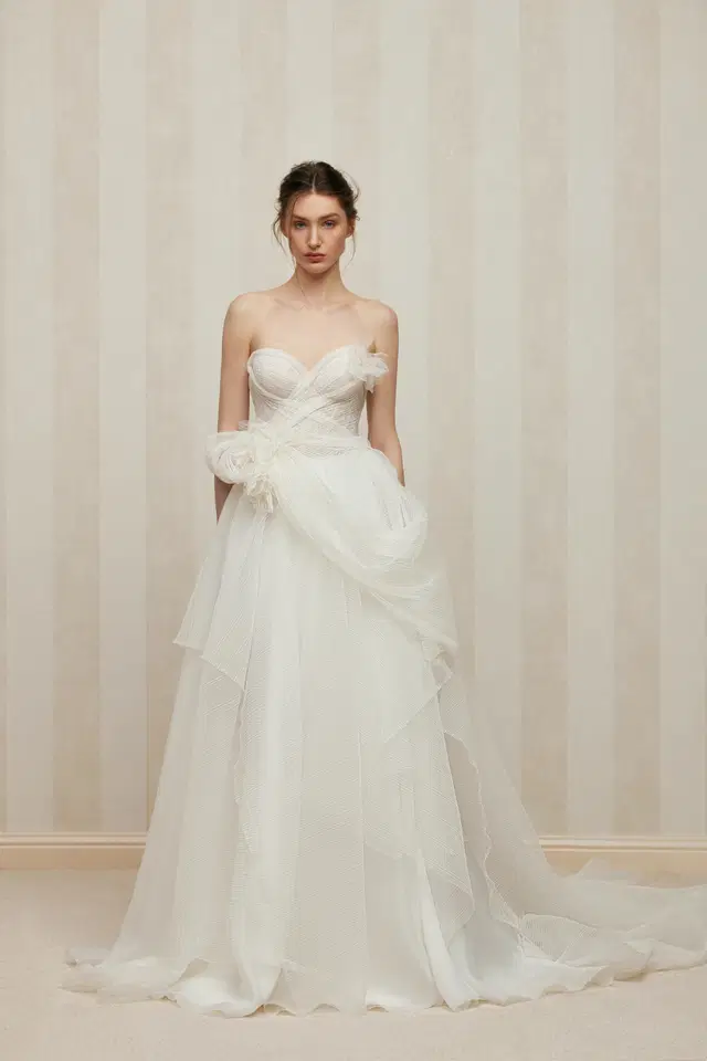 Nimfa by Anne Mariée: A-Line silhouette, sweetheart neckline, sleeveless, lace