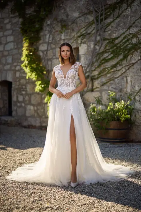 Style 27115 wedding dress by Très Chic, A-line, tulle