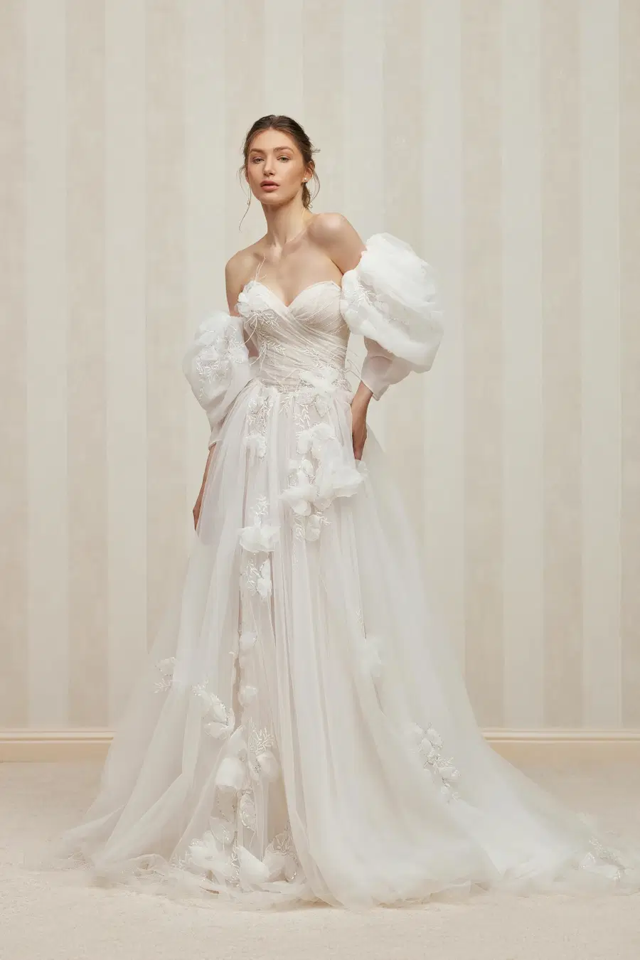 Rozel by Anne Mariée: A-Line silhouette, sweetheart neckline, separate sleeves, tulle