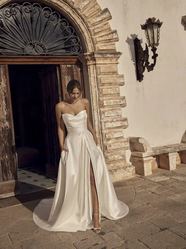 Marcella von Modeca Bridal: Herz-Ausschnitt, Ärmellos, Satin