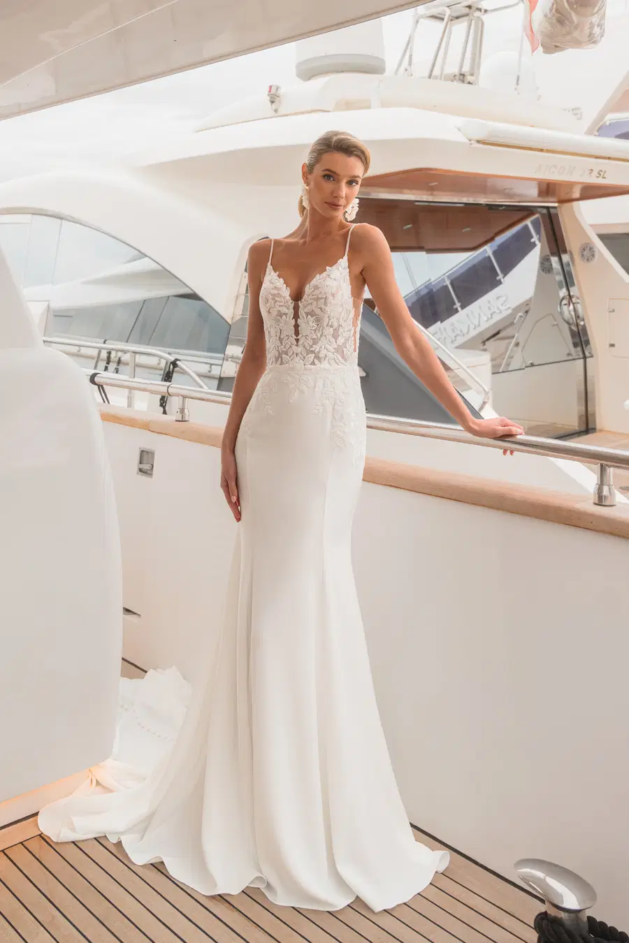 8211 by Diane Legrand: Mermaid silhouette, V-neck neckline, crepe