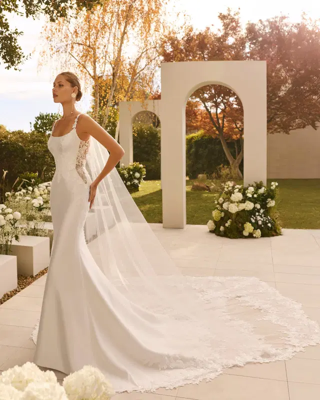 NELIDA by Rosa Clara: Mermaid silhouette, scoop neckline, sleeveless, mikado