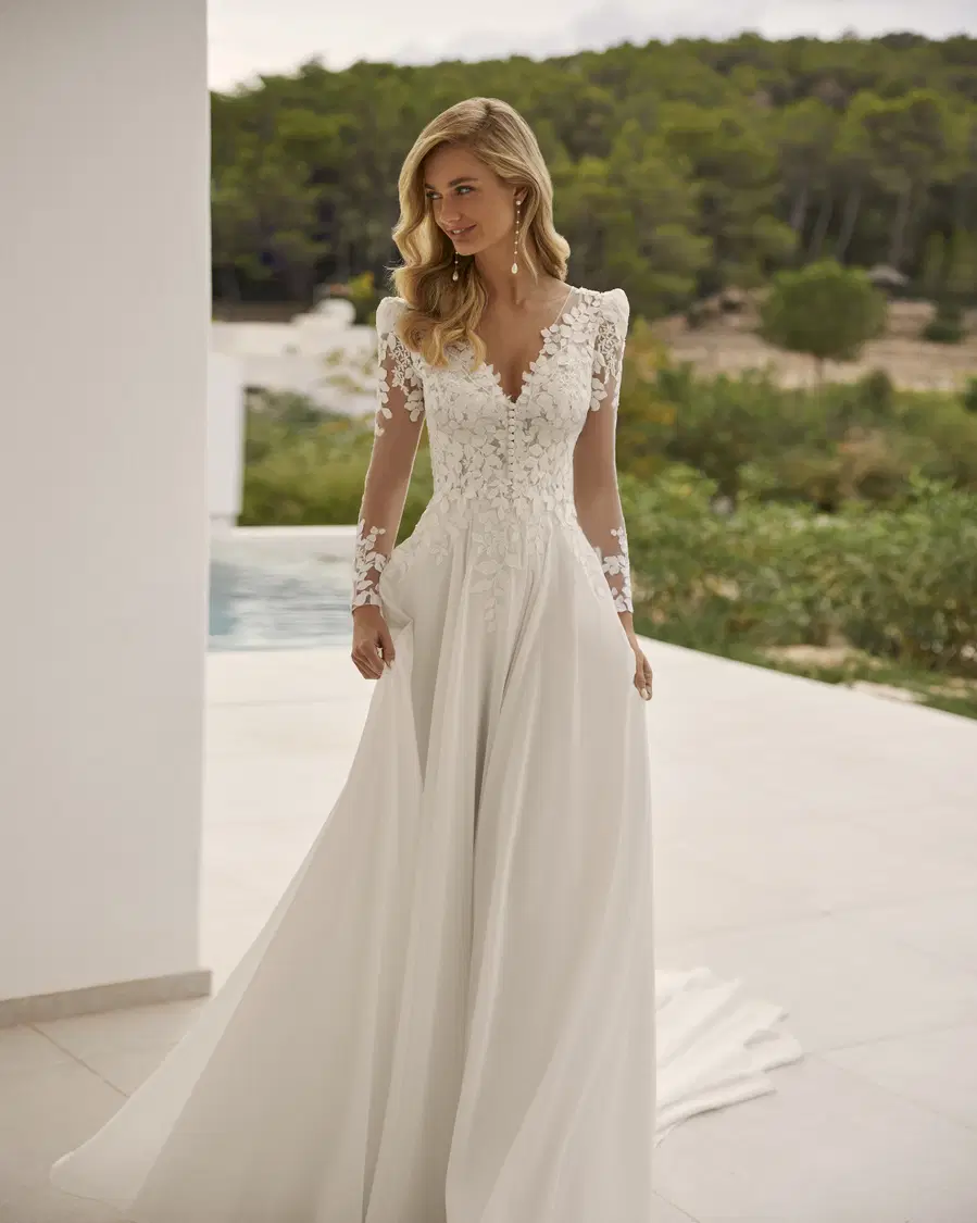 Salome by Adriana Alier: Straight silhouette, V-neck neckline, separate sleeves, chiffon