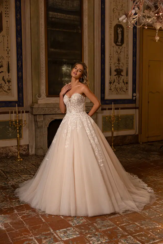 6440 by Daniela Di Marino: Ball Gown silhouette, sweetheart neckline, sleeveless, lace